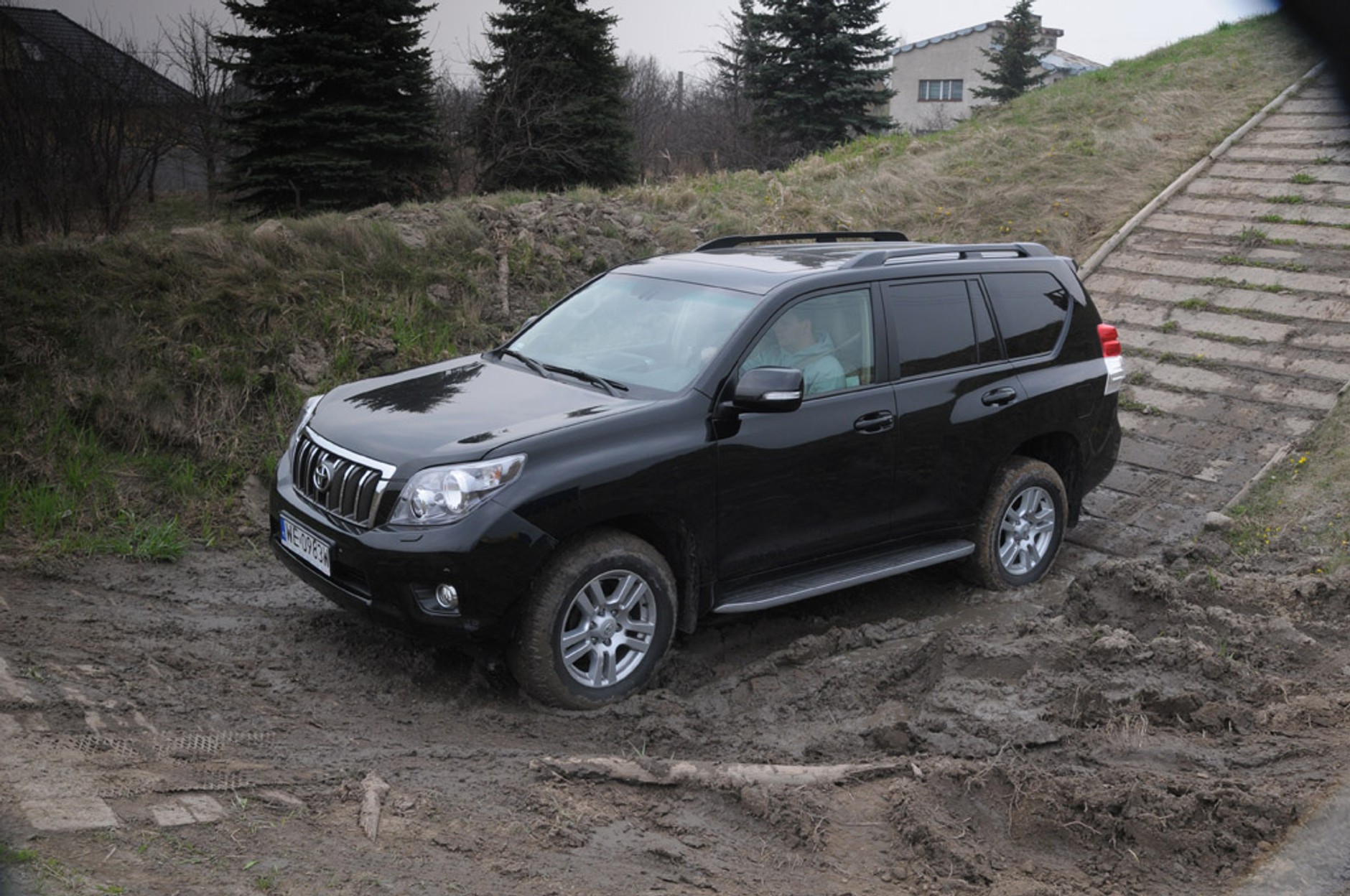 Czy Toyota Land Cruiser 120 ma same zalety?