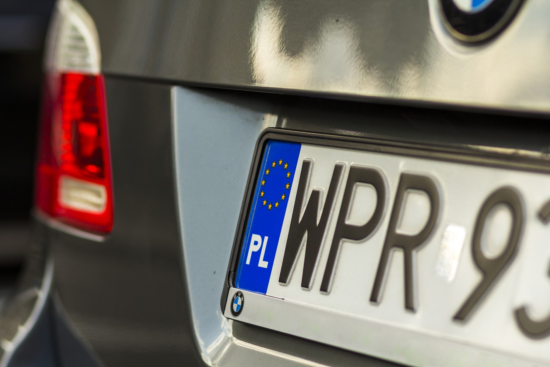 Oszuści odpinają tablicę rejestracyjną i wręczają ją kierowcy. Kiedy ten wyjdzie, druga osoba okrada samochód