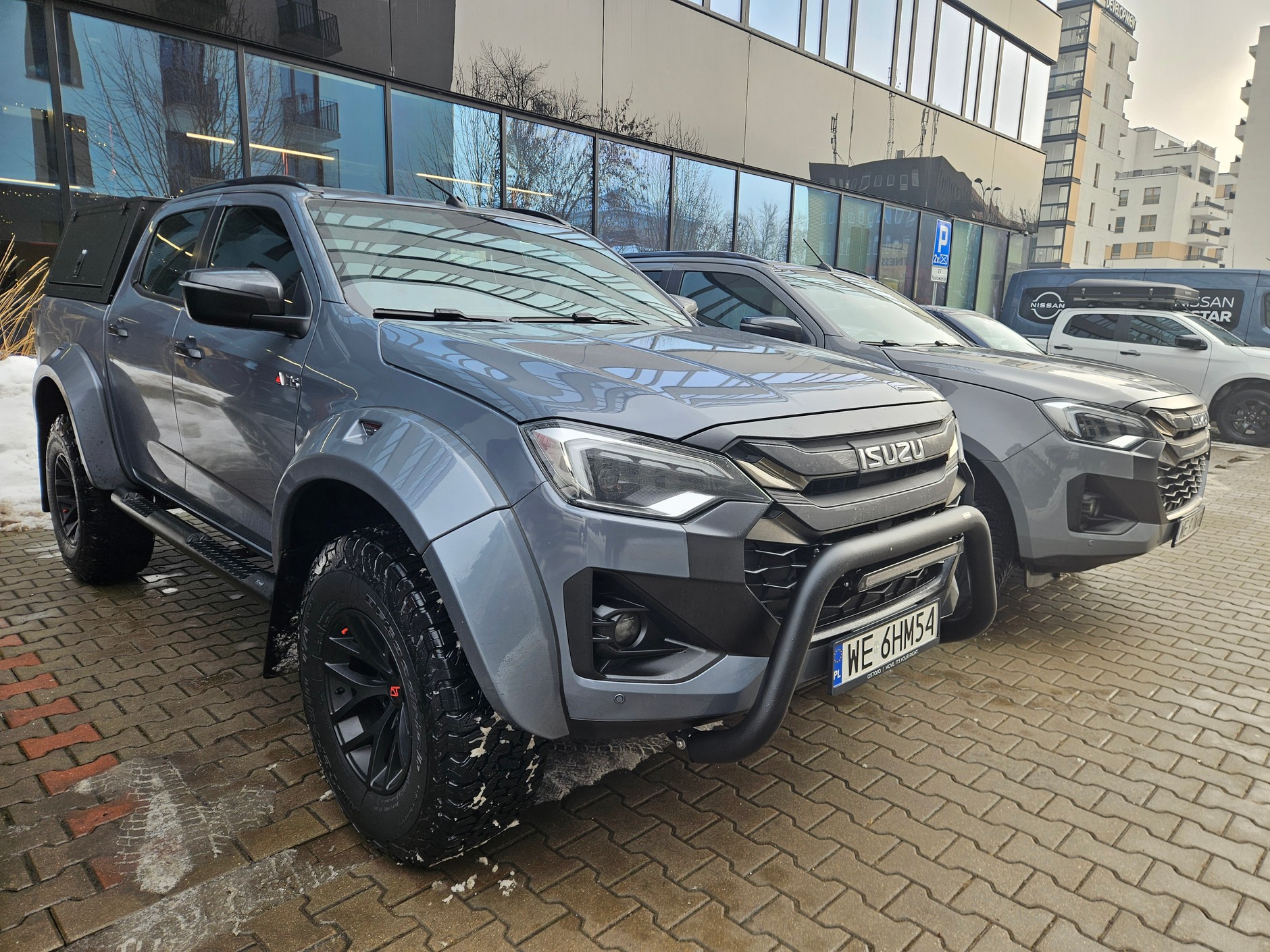 Isuzu D-Max z pakietem Arctic Trucks kontra wersja standardowa