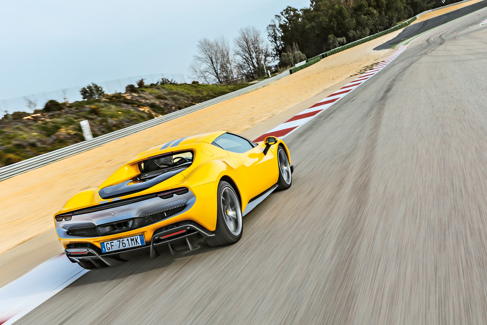 Ferrari 296 GTB zdecydowanie lepiej sprawdzi się na torze wyścigowym, a nie na balkonie