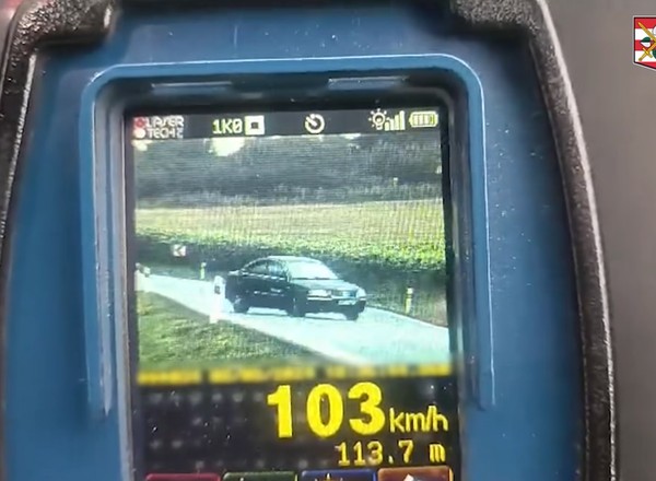 Postawił "bokiem" Passata na oczach policji. Wszystko nagrali miernikiem [WIDEO]