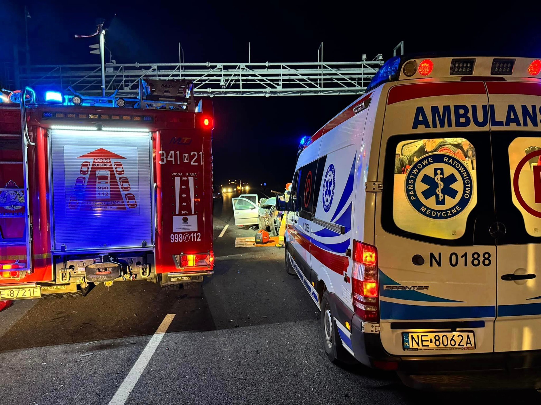 Zderzenie czołowe na drodze S22. Golf wbił się w TIR-a