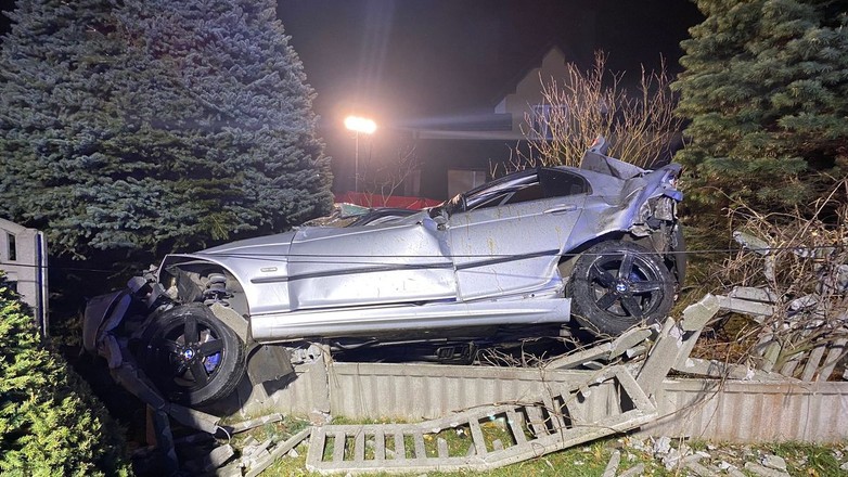 Po wypadku BMW wylądowało na ogrodzeniu