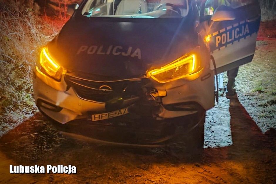 Pijany staranował busem radiowóz i zamknął się w samochodzie