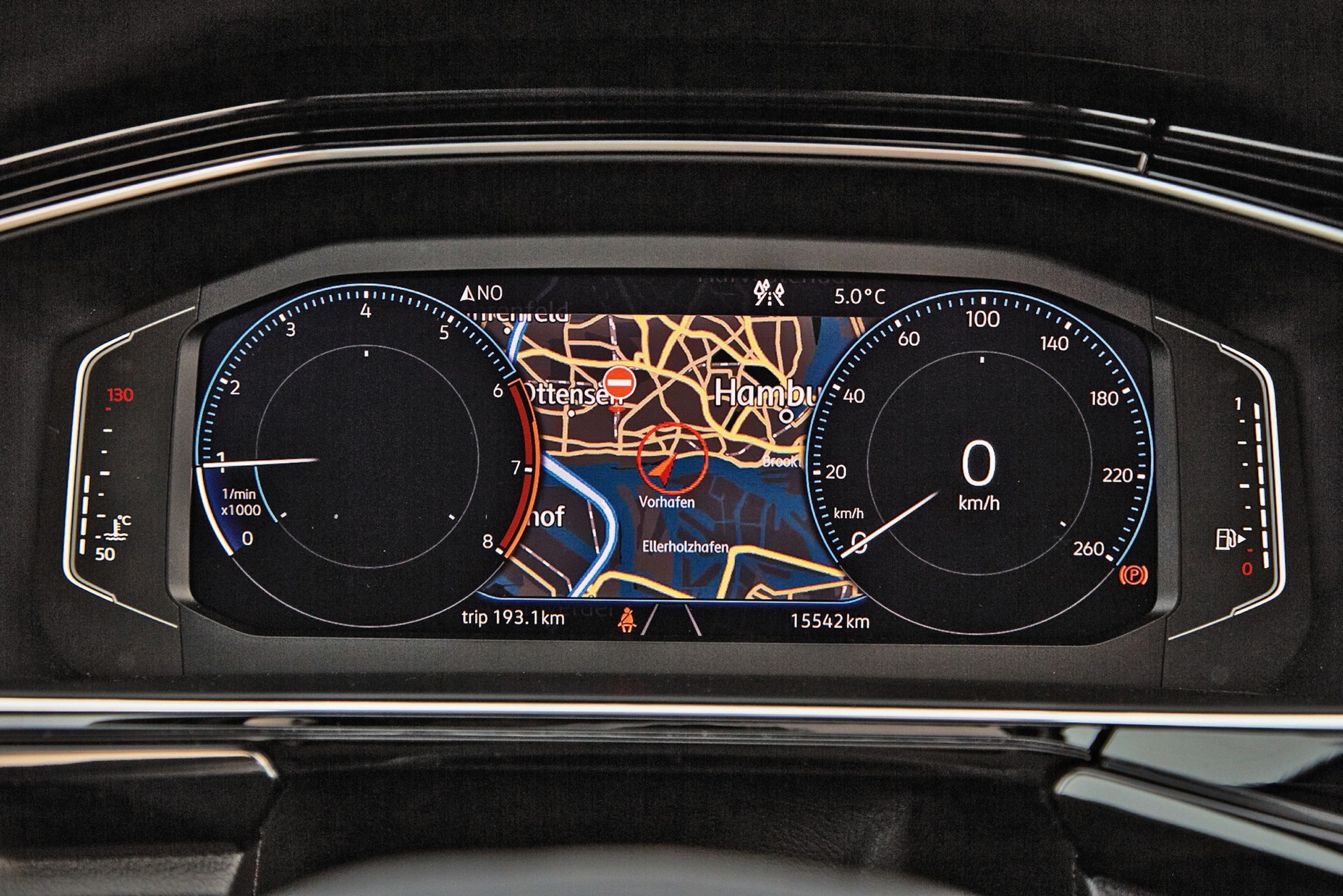Porównanie 4 par SUV-ów: Mazda, Mitsubishi, Jeep i Volkswagen.