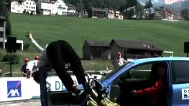 Jak wygląda zderzenie rowerzysty z samochodem i potrącenie pieszego?