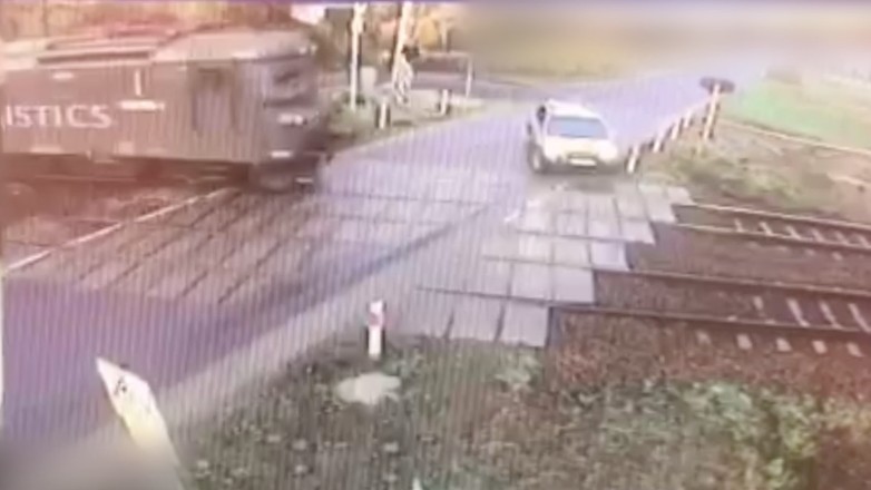 Wjechał prosto pod pociąg