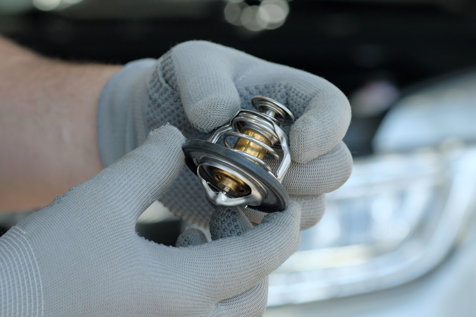 Termostat do starszego auta to proste i tanie urządzenie: koszt od kilkunastu złotych!