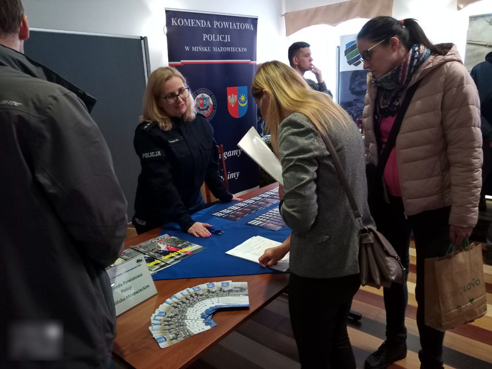 Obraz pochodzący z serwisu https://minsk.policja.gov.pl/pmm/aktualnosci/129221,XIX-MINSKIE-TARGI-PRACY-I-PRZEDSIEBIORCZOSCI-PROMOCJA-ZAWODU-POLICJANTA.html