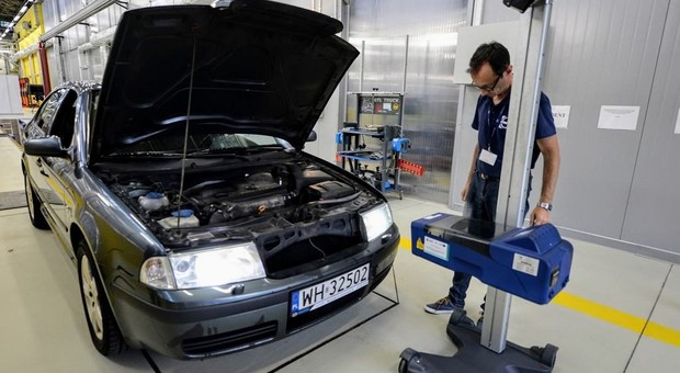 Nie ma szans, że kopcący diesel przejdzie przegląd. Kierowcy, żegnajcie się z dowodami