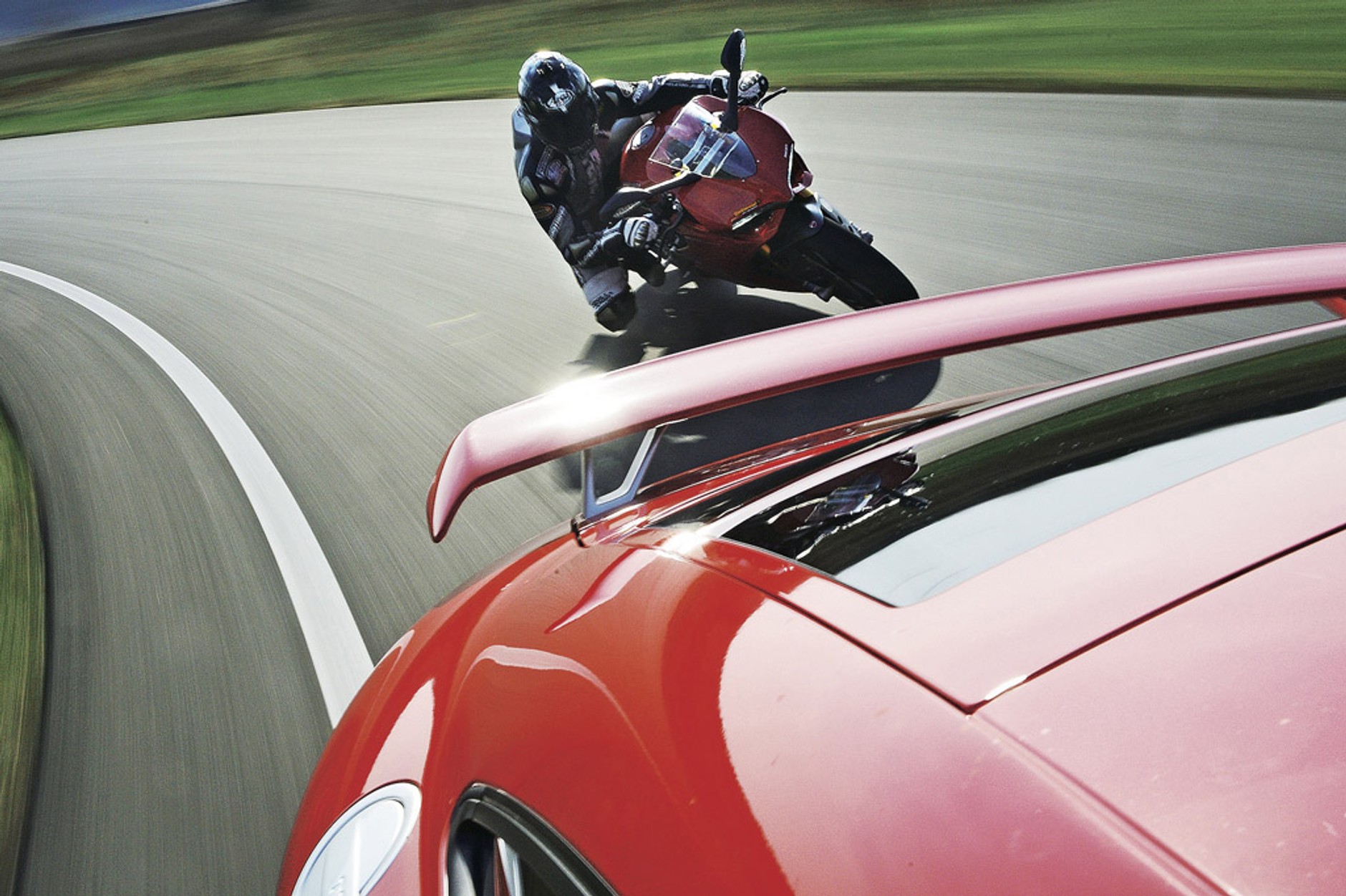 Audi TT RS Plus kontra Ducati 1199 Panigale S