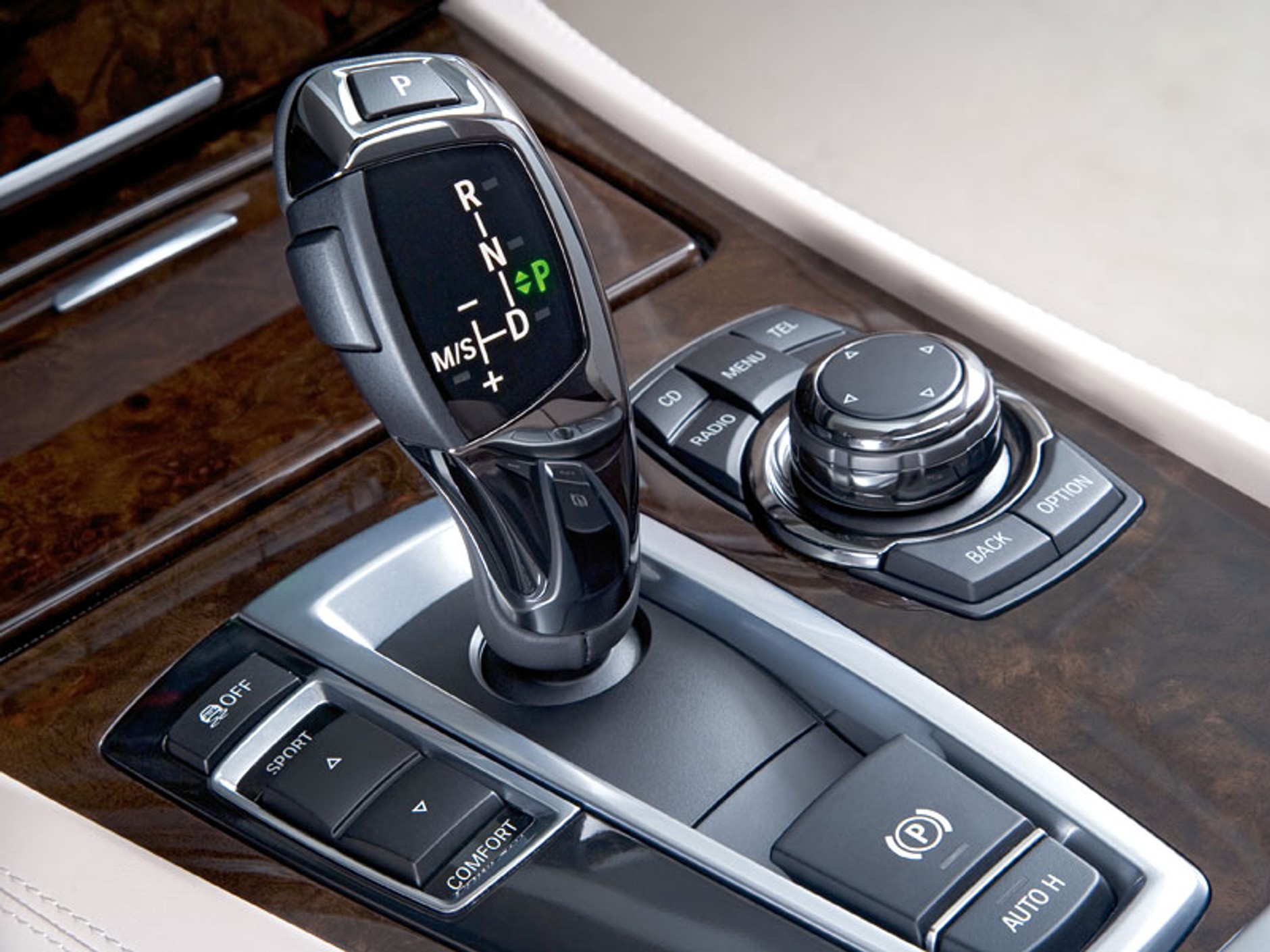 BMW 760i – nowy silnik 6,0 V12 i 8-biegowy automat