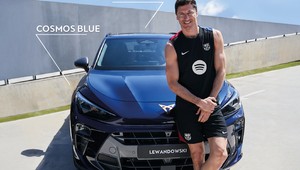 Lewandowski i Szczęsny odebrali zamówione samochody. Będą nimi jeździć po Barcelonie