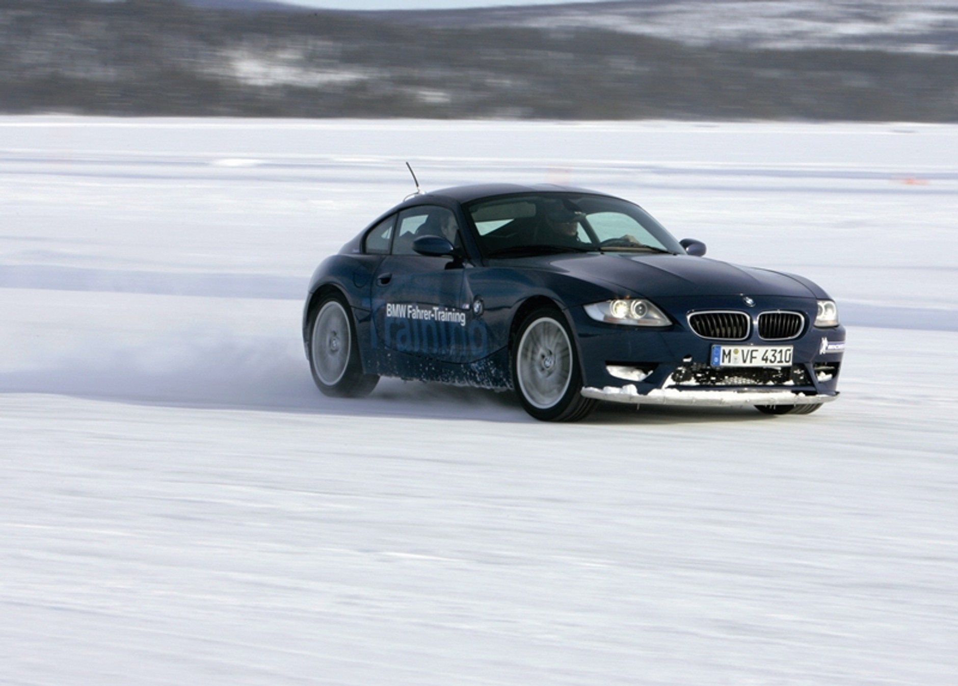 Mercedes i BMW szaleją na śniegu