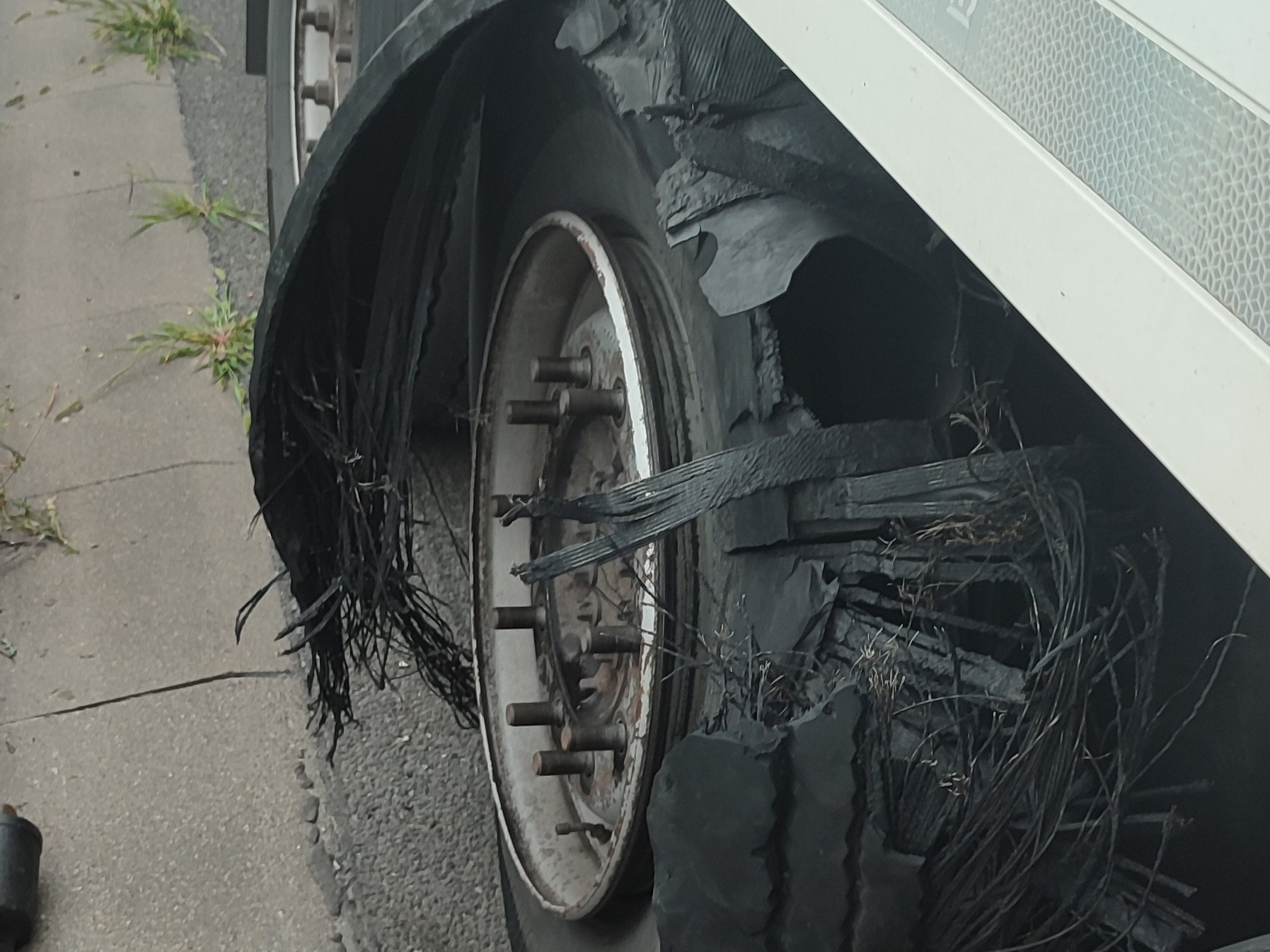 Rozerwana opona naczepy