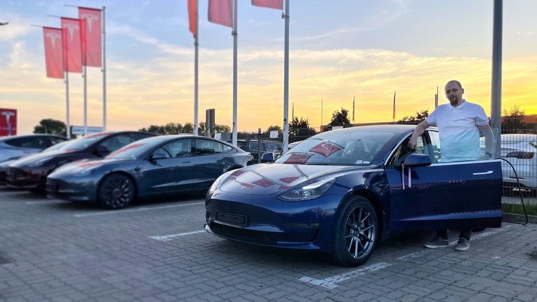 Pan Piotr w dniu zakupu Tesli Model 3 w podwarszawskim salonie w Ząbkach