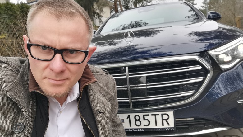 Aktualny hybrydowy Mercedes klasy E ma większą baterię trakcyjną, która realnie pozwala na jazdę po mieście w trybie wyłącznie elektrycznym