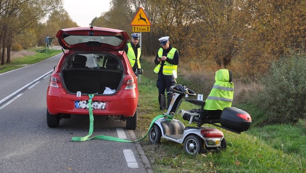 92-latek na wózku inwalidzkim holowany przez samochód. Skończyło się tragedią