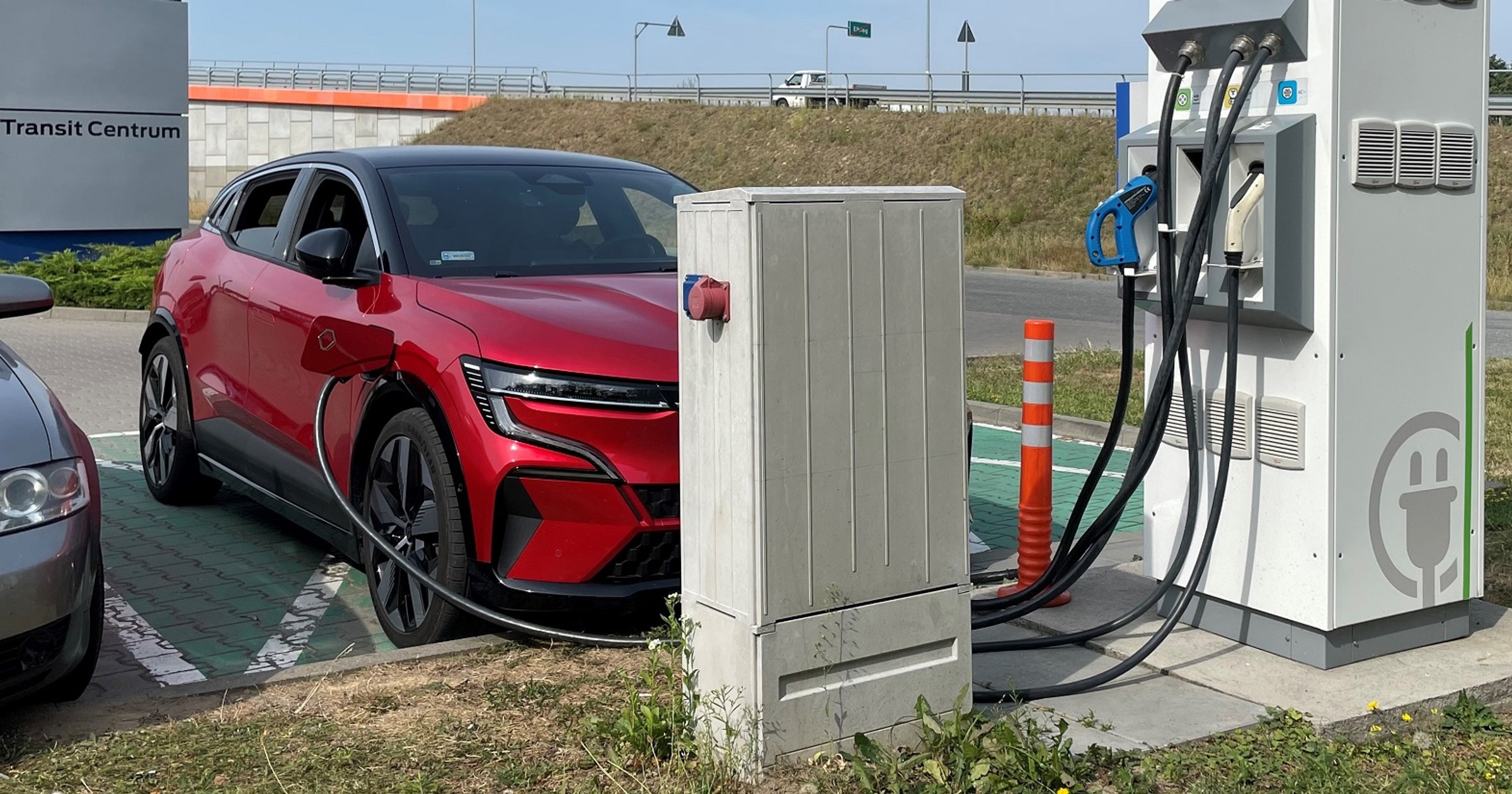Ładowanie samochodu elektrycznego