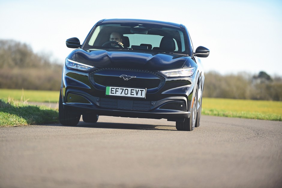 Ford Mustang Mach-E kontra Tesla Model 3