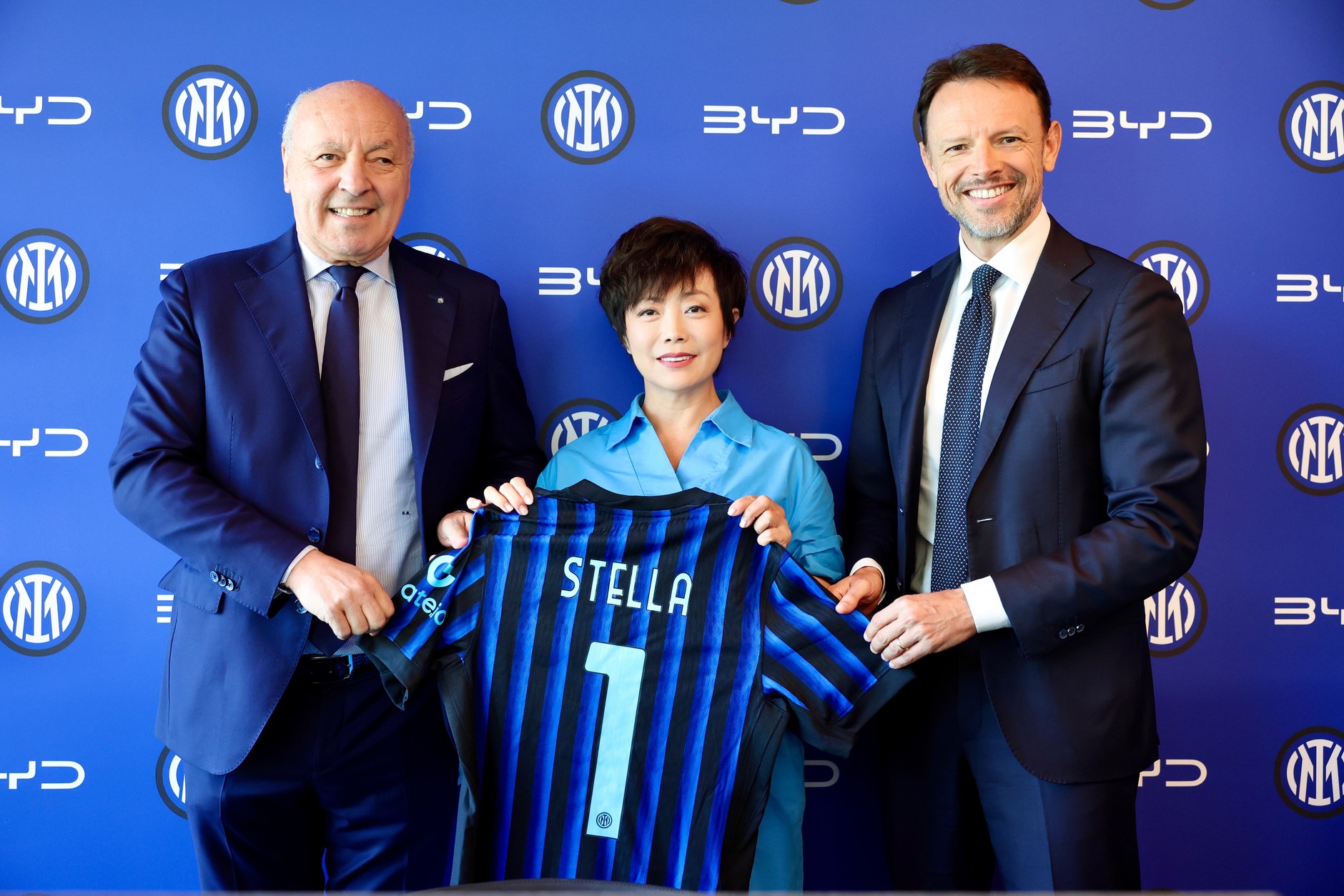 Od lewej: Giuseppe Marotta – prezes i dyrektor generalny FC Internazionale Milano; Stella Li – wiceprezes wykonawcza BYD; Giorgio Ricci – dyrektor ds. przychodów FC Internazionale Milano