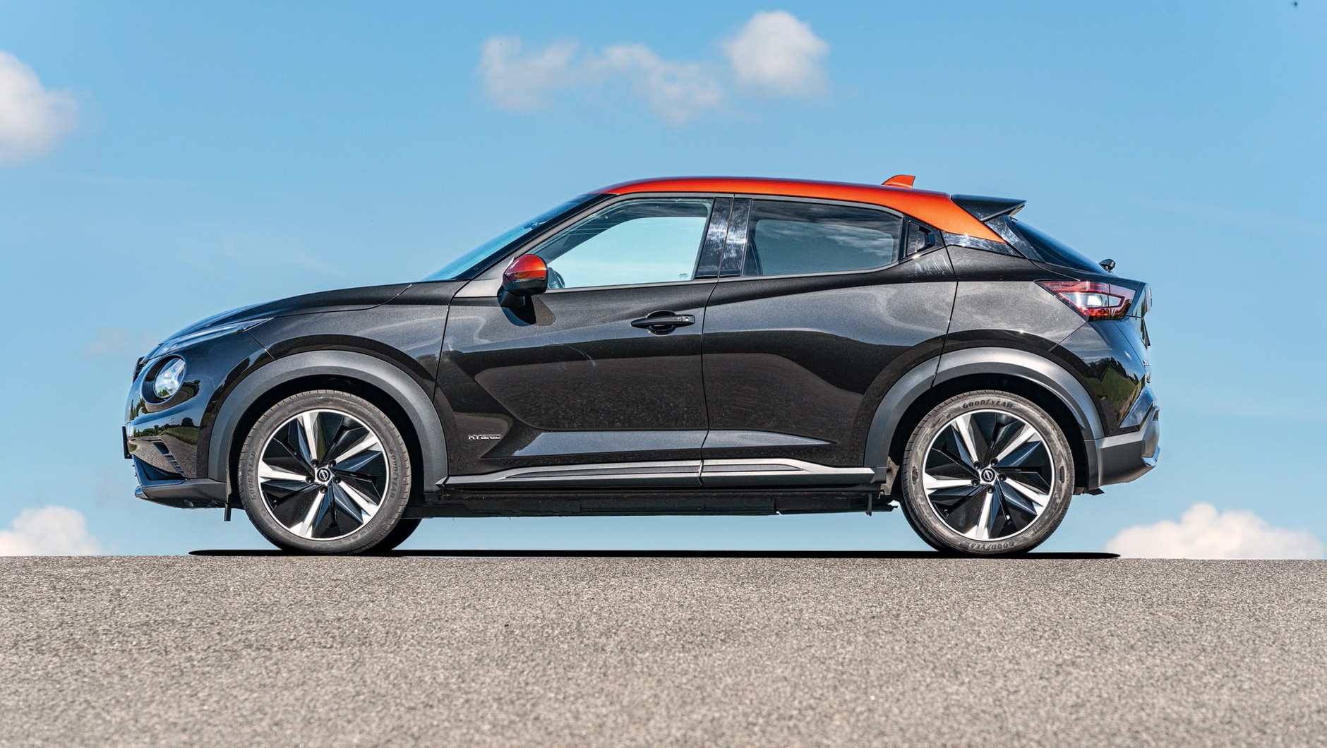 Wielkie koła, mało szyb, mnóstwo blachy, dziwaczny przód - Nissan Juke wygląda jak studyjny prototyp. A jednak z powodzeniem znajduje nabywców.