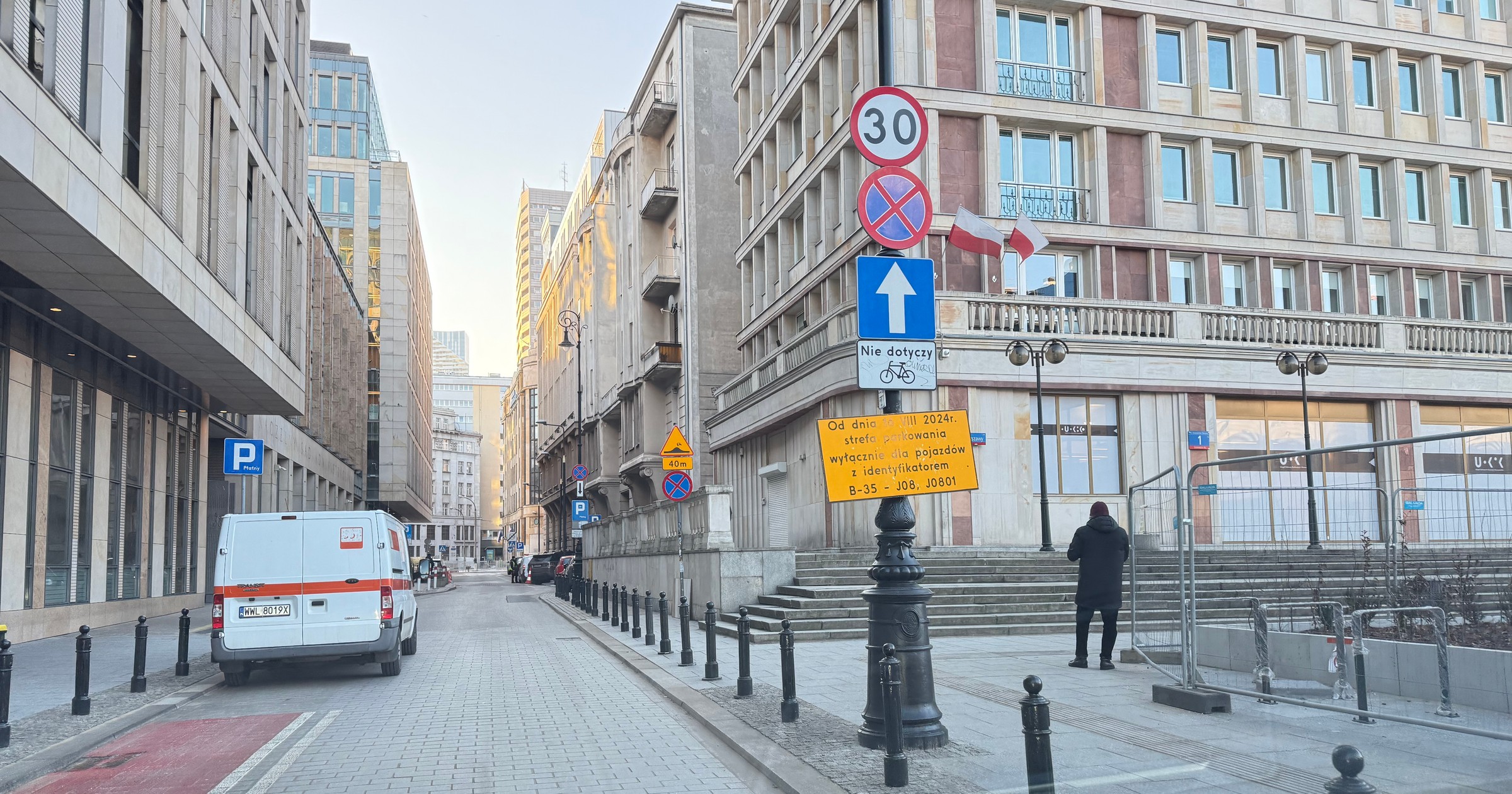 Pułapka zastawiona na kierowców w centrum Warszawy. Kilkanaście znaków na odcinku 100 metrów, nawet pięć znaków na jednym słupie – w tym najważniejszy, drobnym drukiem na białej tabliczce