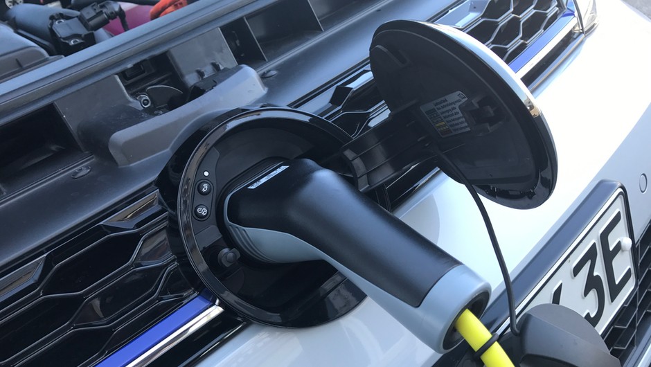 VW Golf GTE. Gniazdo ładowania za firmowym logo