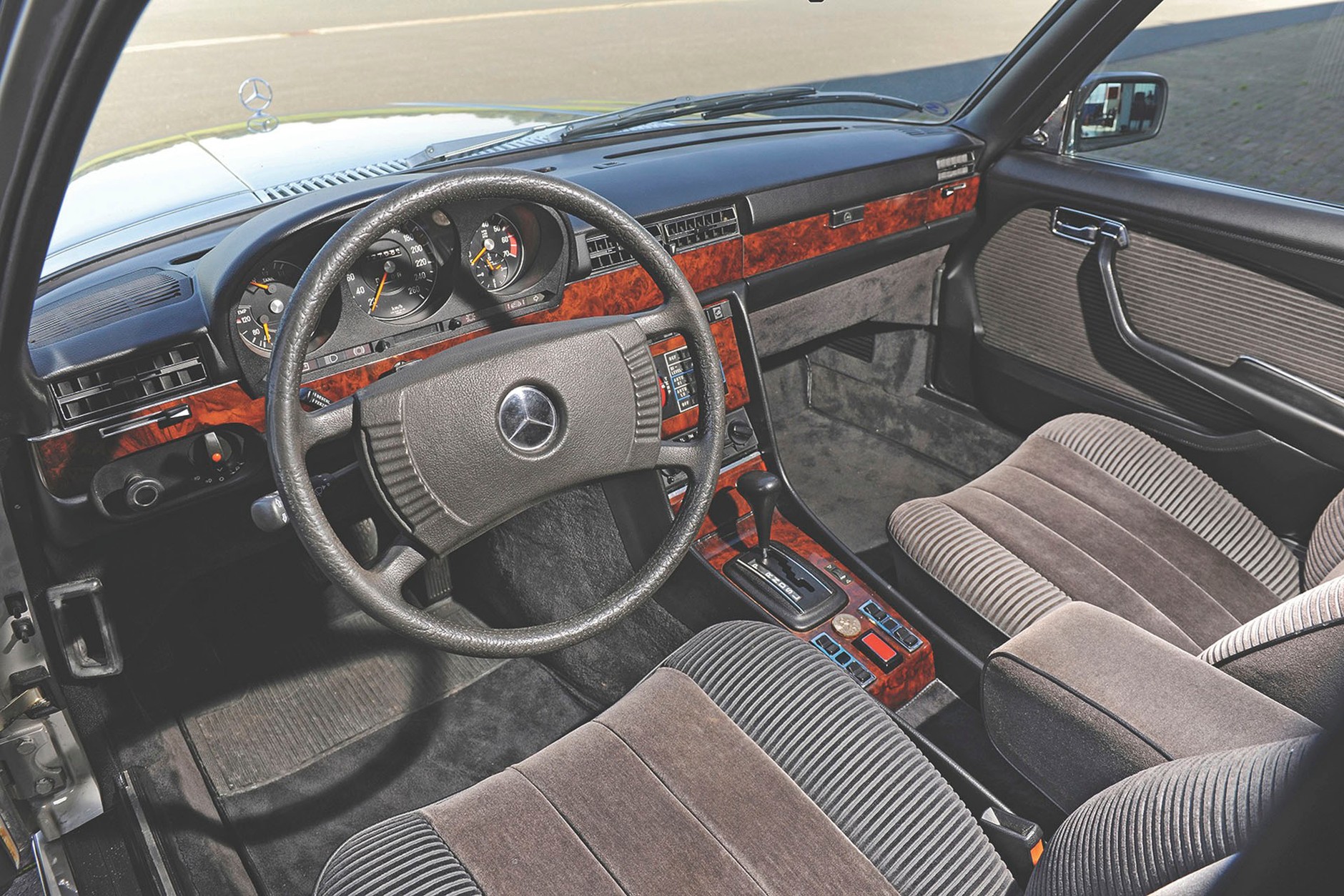 Mercedes 450 SEL 6.9 - potęga pojemności