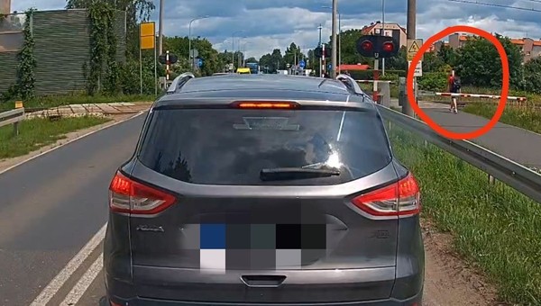 Pieszy zignorował czerwone światło na przejeździe kolejowym
