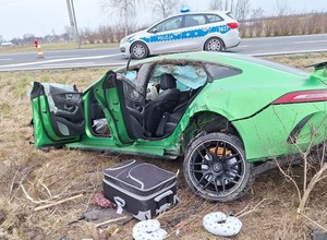 Zielony Mercedes-AMG GT w rowie. Kierowca odpowie za przestępstwo
