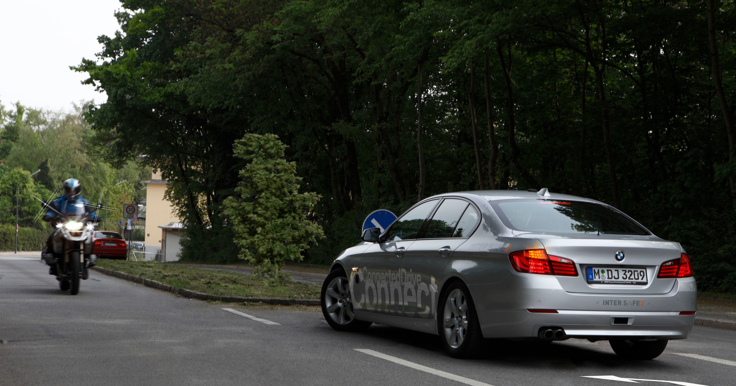 Bezpieczny skręt w lewo z BMW