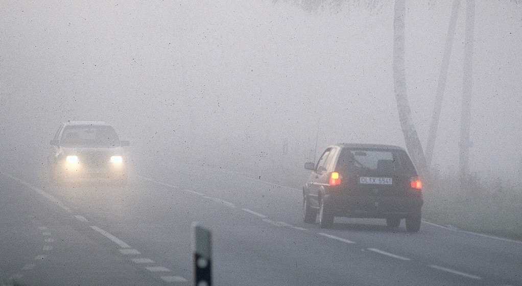 Na jakich światłach jeździmy we mgle?