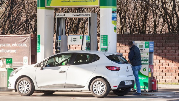 Kolejne obniżki na stacjach paliw? W lutym kierowcy aż zaniemówią z wrażenia