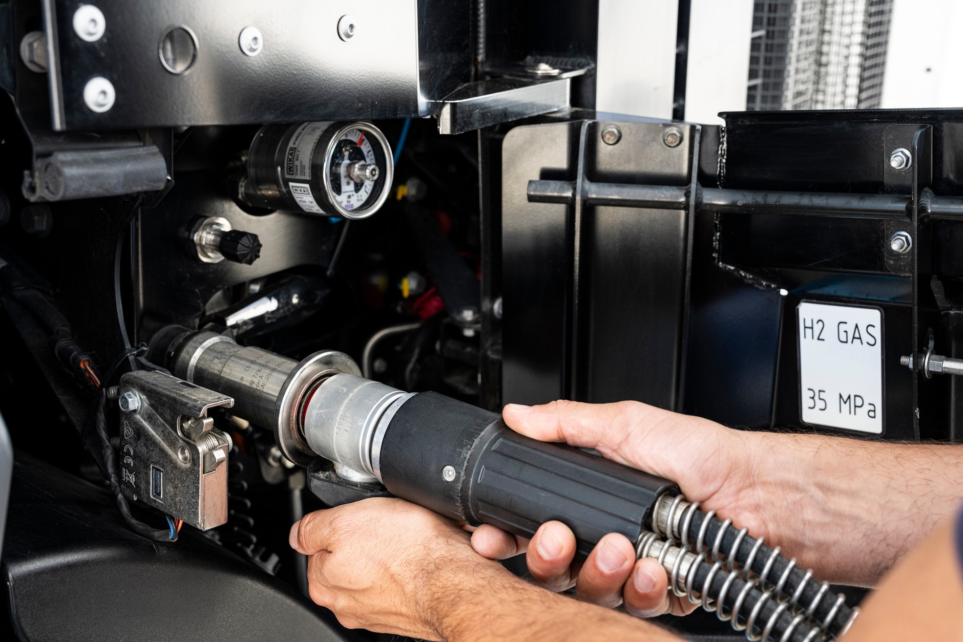 W przyszłości tankowanie ciężarówki na wodór ma odbywać się przez dwie dysze, dzięki czemu skróci się czas postoju na stacji 