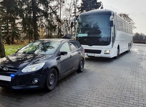 Kierowca autokaru zatrzymany przez nieoznakowany patrol ITD. Za to stanie przed sądem [WIDEO]