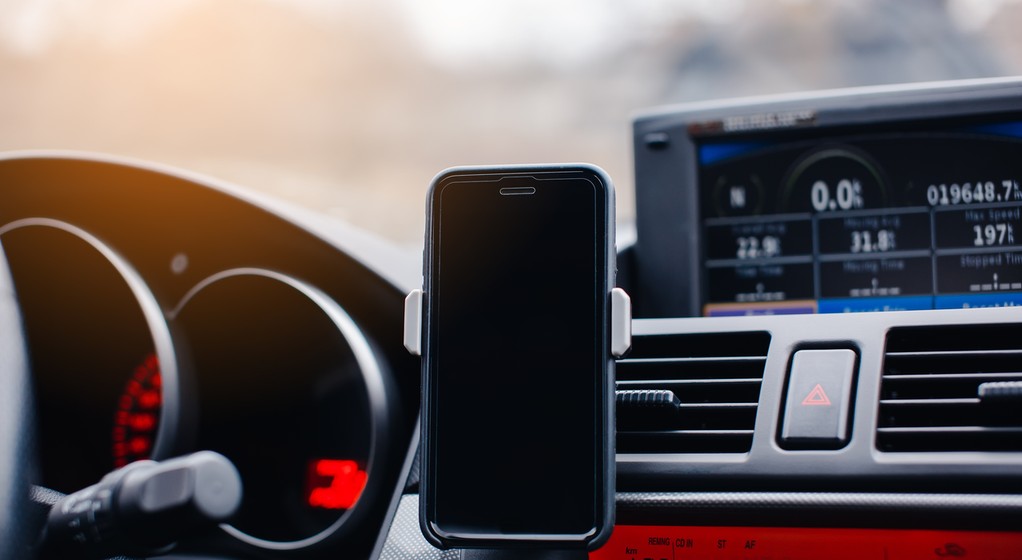 Telefon umieszczony w pobliży nawiewu zimnego powietrza zyskuje dodatkowe chłodzenie – latem to ważne 