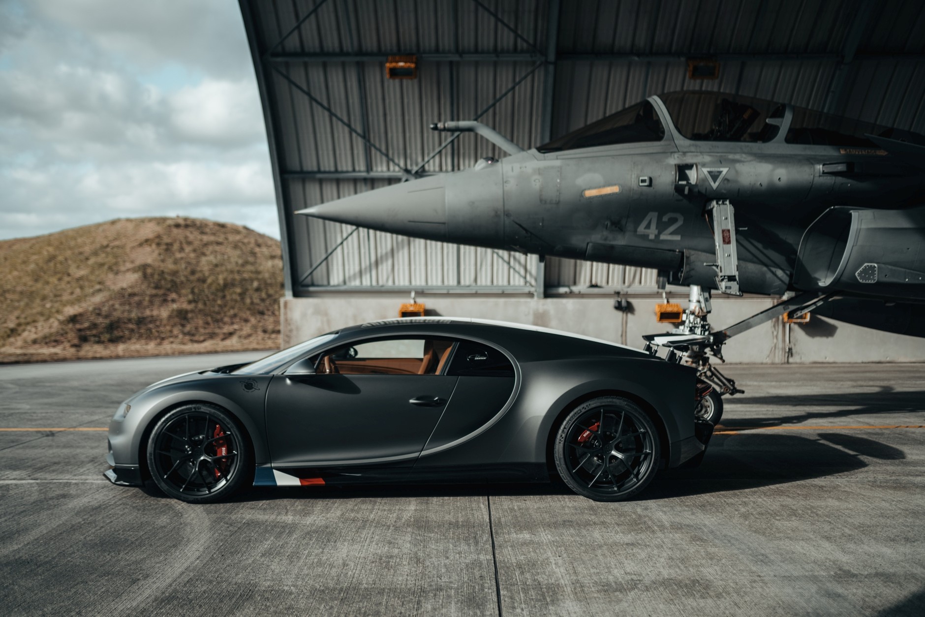Bugatti Chiron Sport kontra myśliwiec Dassault Rafale Marine