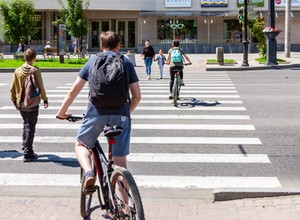 Sprawdziłem, czy rowerzyści mogą jechać obok siebie. Art. 33 daje odpowiedź. Niejasną