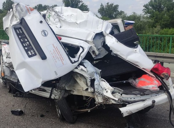 Auto drogowców kompletnie rozbite przez ciężarówkę. Pracownik uciekł w ostatniej chwili