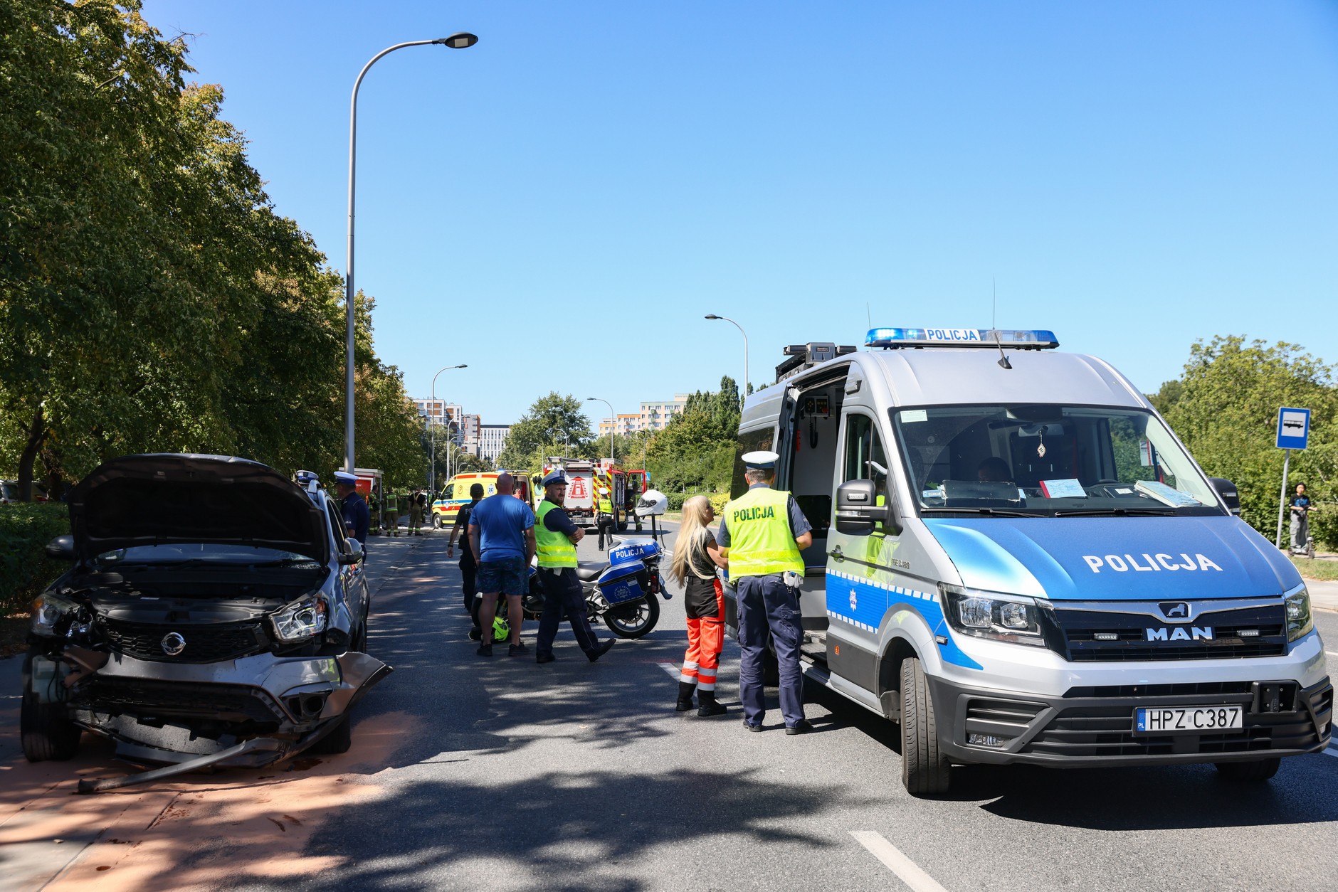Samochód wjechał w przystanek na warszawskim Mokotowie. Dwie osoby nie żyją