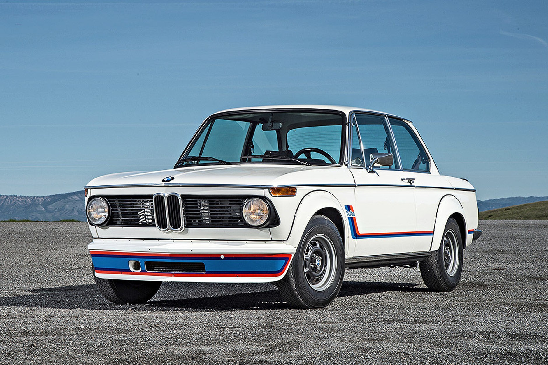 Legenda znów prowokuje - nowe BMW M2 spotyka BMW 2002 Turbo