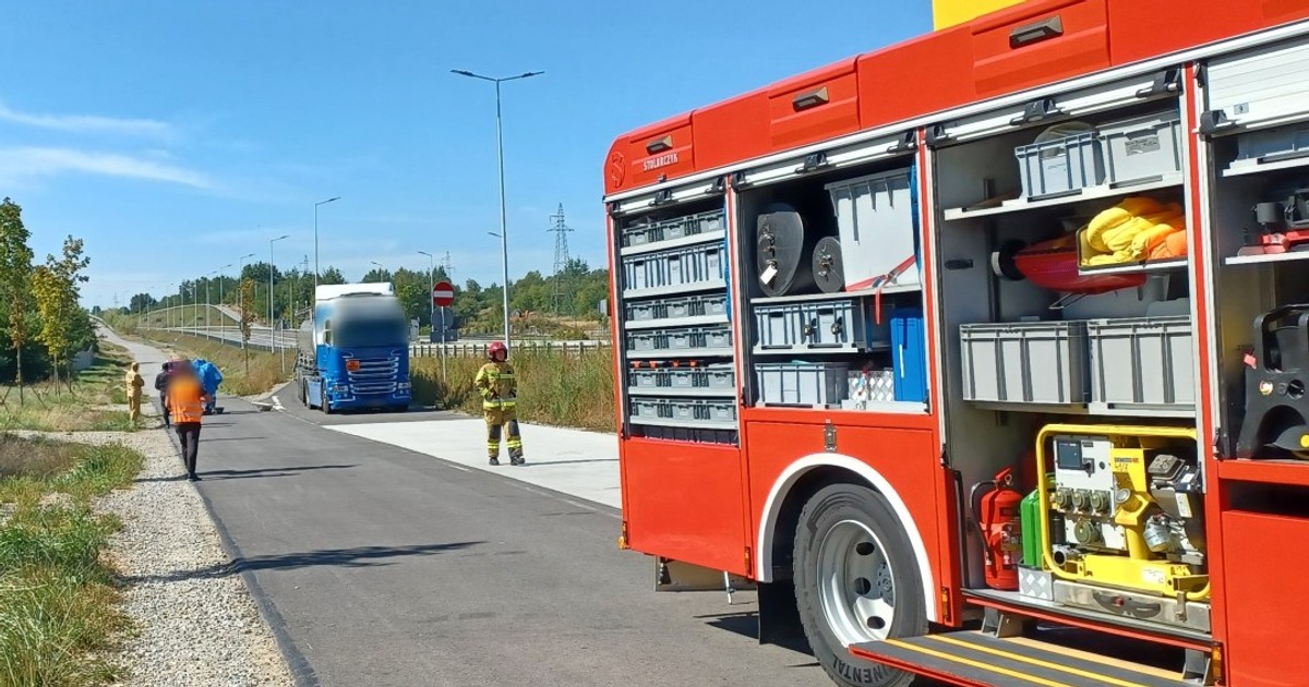 Z cysterny na drogę wyciekał kwas. Musieli interweniować strażacy