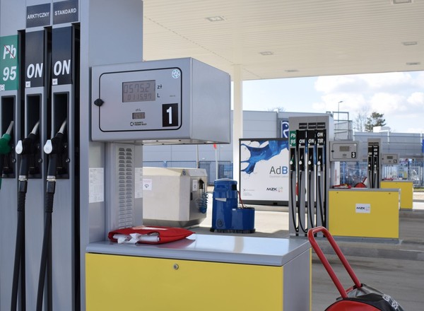 Te stacje paliw oferują benzynę i diesla taniej niż inne. Sprytne zagranie miast