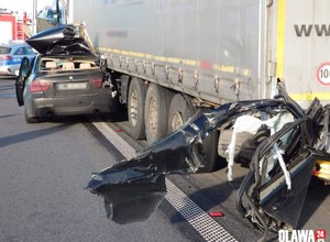 Autostrada A4: BMW po zderzeniu wygląda, jakby się rozdarło