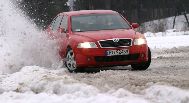 Drift na śniegu, kulig za autem. Policjant za to nie pouczy, a od razu da mandat, i to nawet na 6000 zł