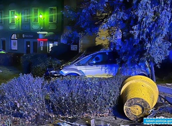 Kierowca forda uderzył w obelisk na placu. Policjanci musieli wezwać strażaków i karetkę