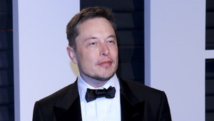 Czy Tesla wprowadzała klientów w błąd? Czarne chmury nad Elonem Muskiem