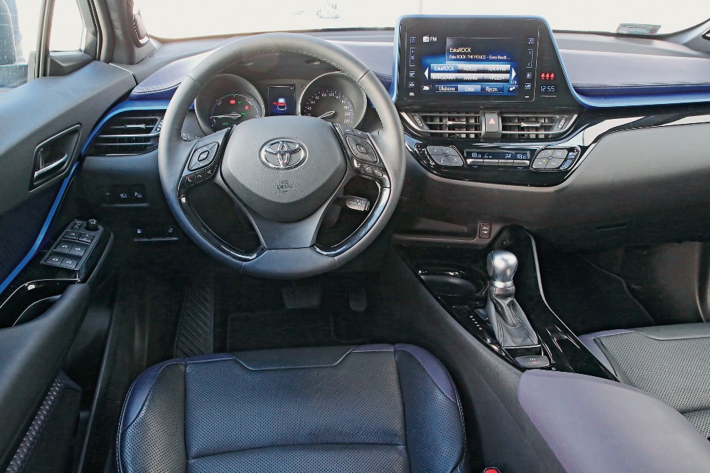 Stylowe na zewnątrz, oryginalne w środku – C-HR może się podobać. Dość bogate wyposażenie seryjne