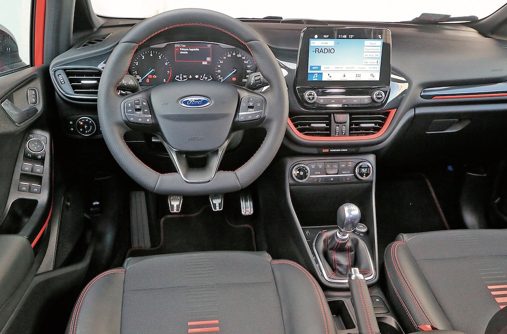 Duże czytelne zegary, nowoczesne multimedia (po FL), intuicyjna obsługa to zalety wnętrza w siódmej generacji Fiesty